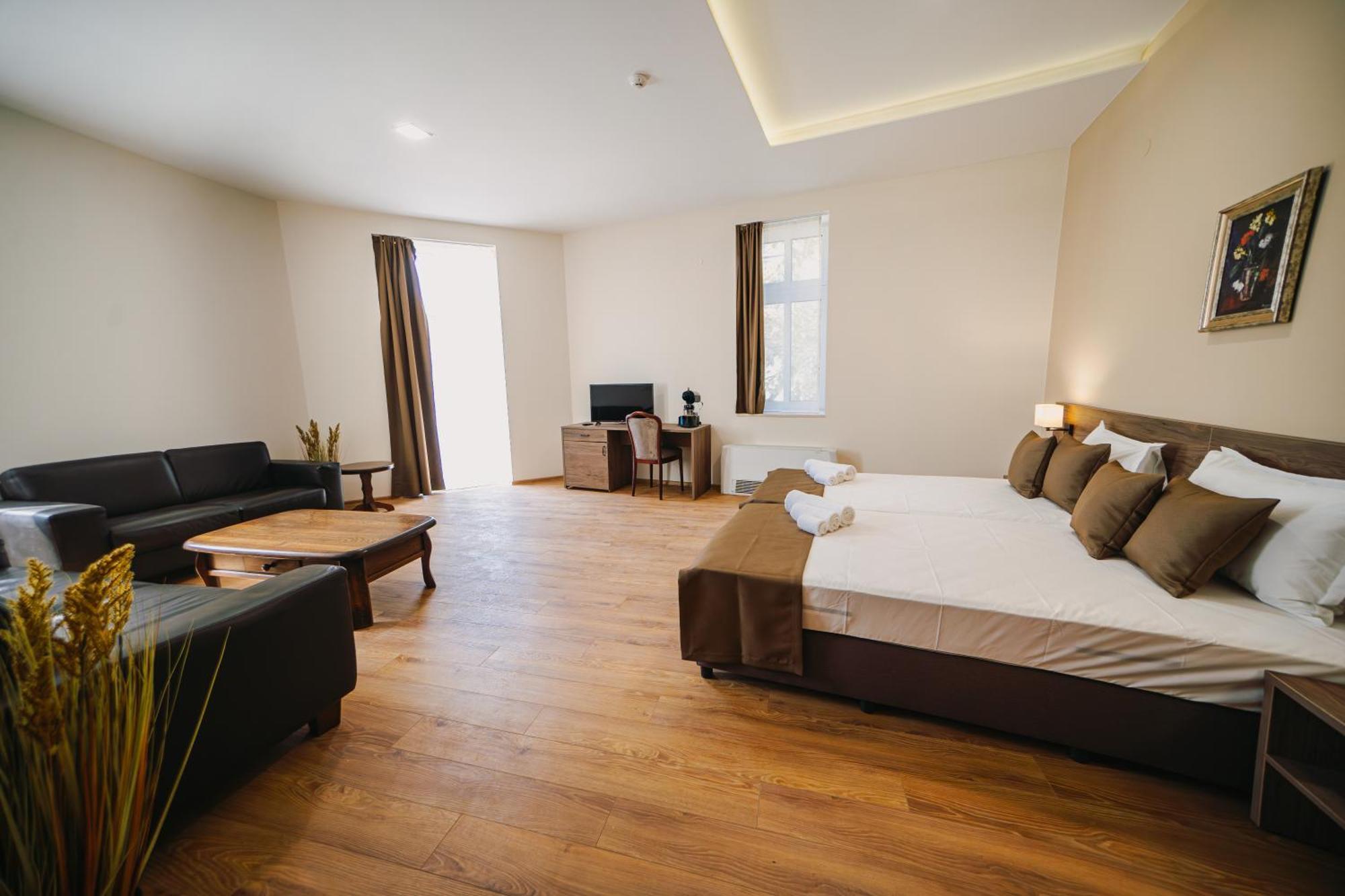 Hotel Хотел Театъръ Plewen Exterior foto